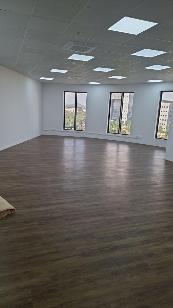 Bureau à louer à Cybercity, Ébène – 170 m² | 5ᵉ Étage | 2 Places de Parking