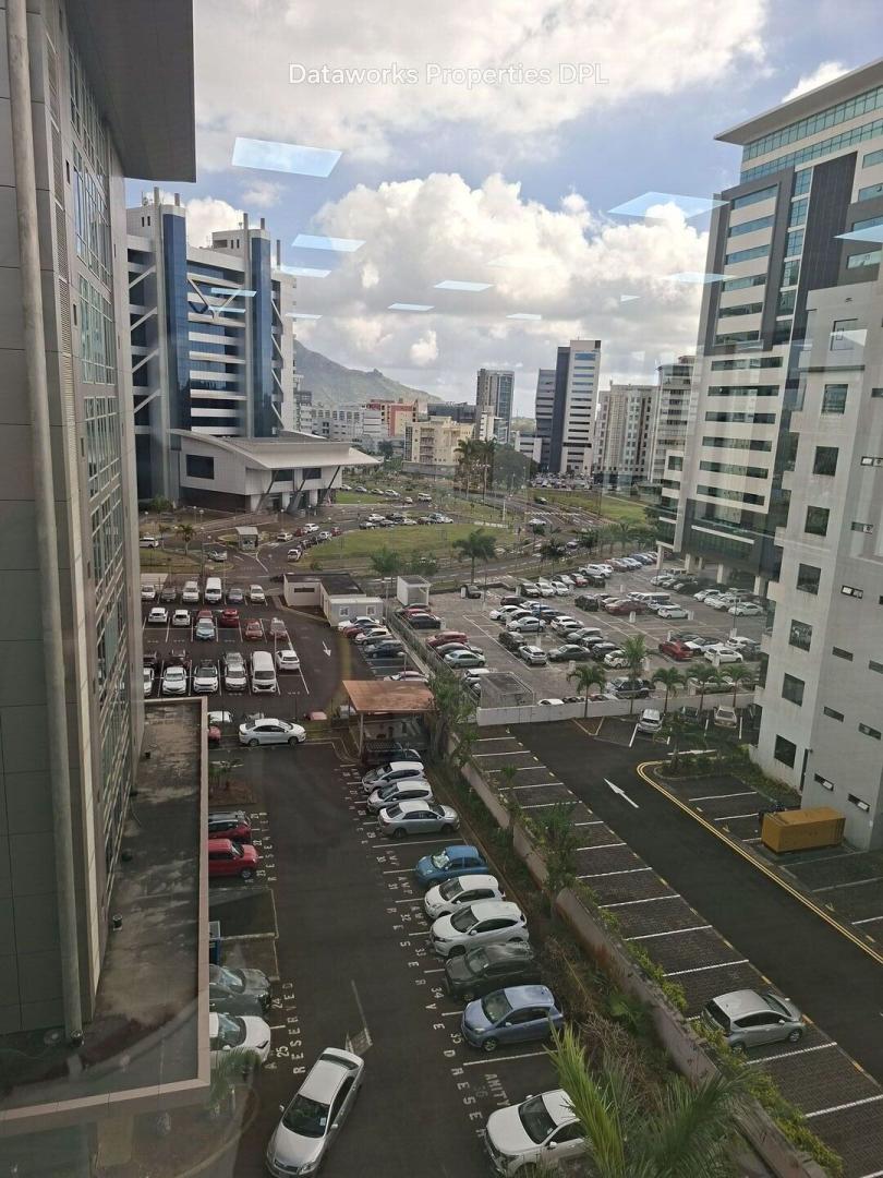Espace de bureau meublé de 148 m² à louer à Cybercity, Ébène | 5e étage | 2 places de parking