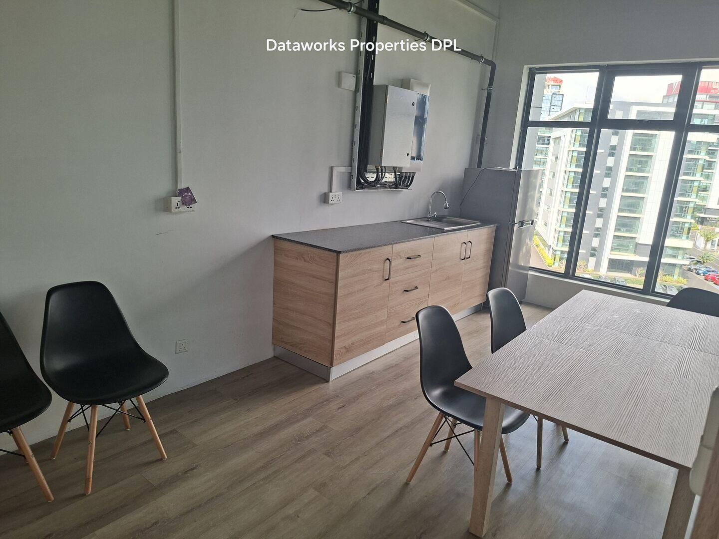 Espace de bureau meublé de 148 m² à louer à Cybercity, Ébène | 5e étage | 2 places de parking