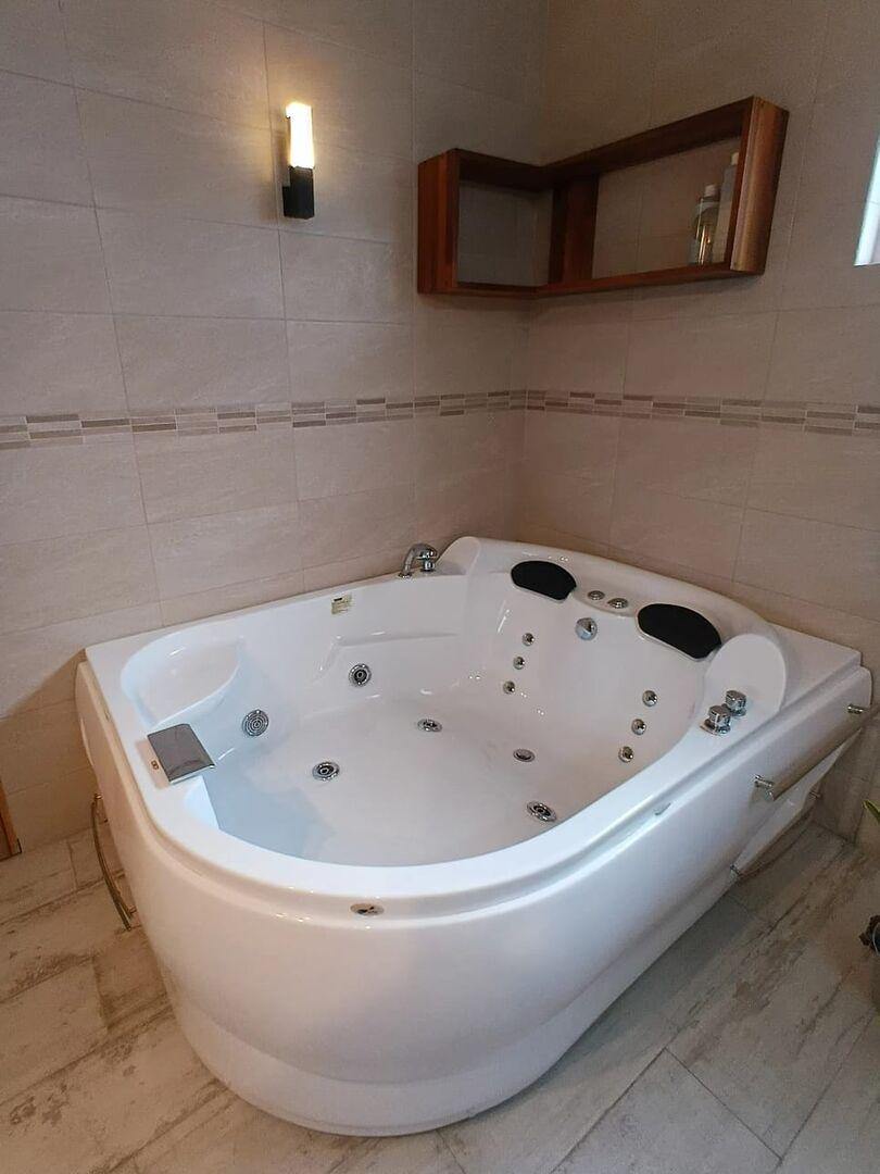 Maison de luxe de 4 chambres à vendre à Boulet Rouge, Flacq, île Maurice – Maison familiale entièrement meublée avec jacuzzi