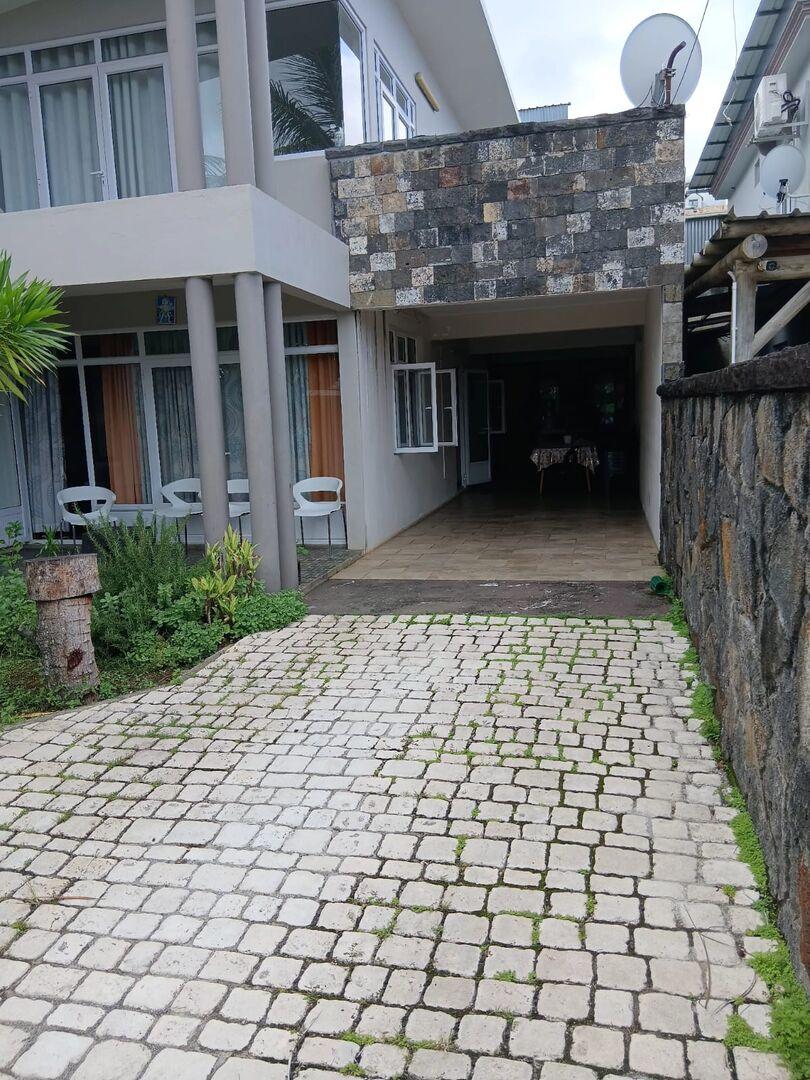 Maison de luxe de 4 chambres à vendre à Boulet Rouge, Flacq, île Maurice – Maison familiale entièrement meublée avec jacuzzi