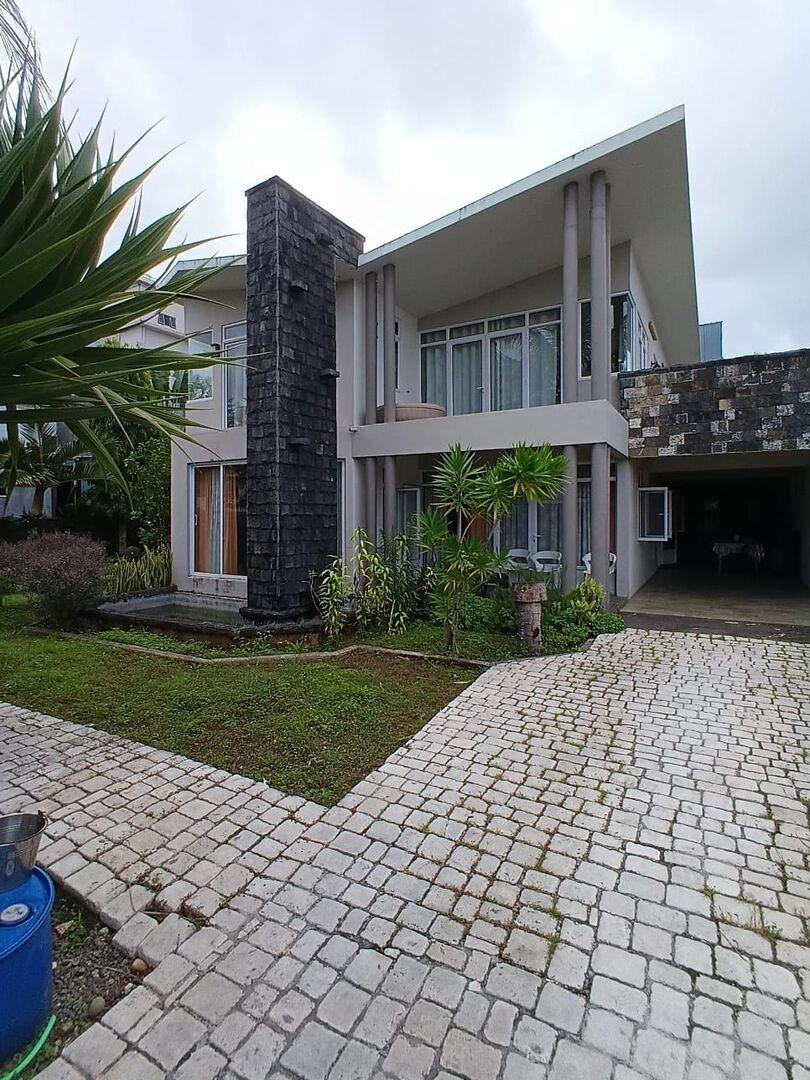 Maison de luxe de 4 chambres à vendre à Boulet Rouge, Flacq, île Maurice – Maison familiale entièrement meublée avec jacuzzi