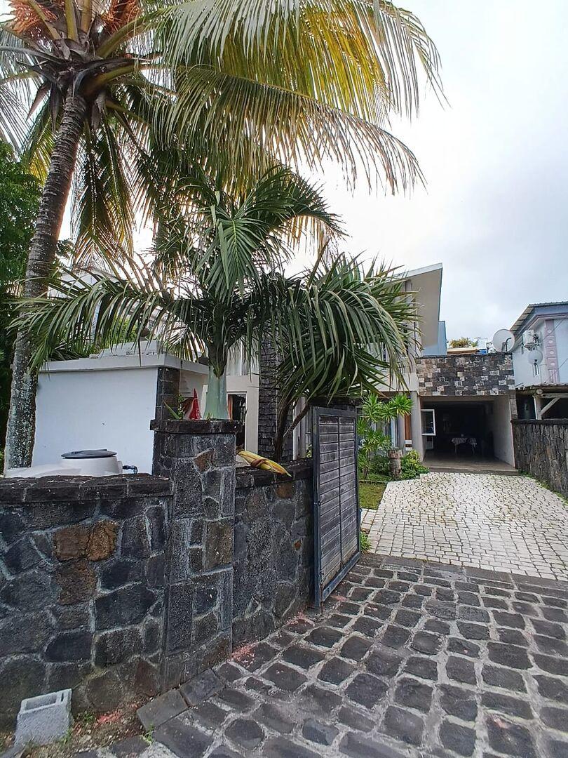 Maison de luxe de 4 chambres à vendre à Boulet Rouge, Flacq, île Maurice – Maison familiale entièrement meublée avec jacuzzi