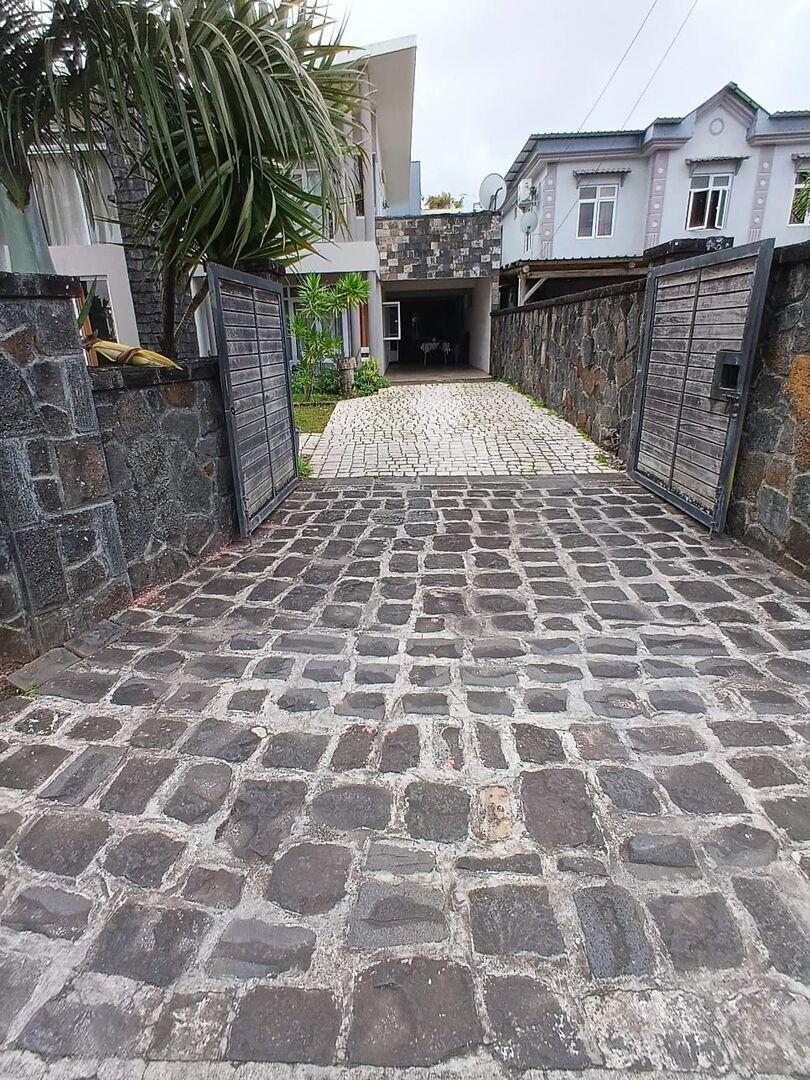 Maison de luxe de 4 chambres à vendre à Boulet Rouge, Flacq, île Maurice – Maison familiale entièrement meublée avec jacuzzi