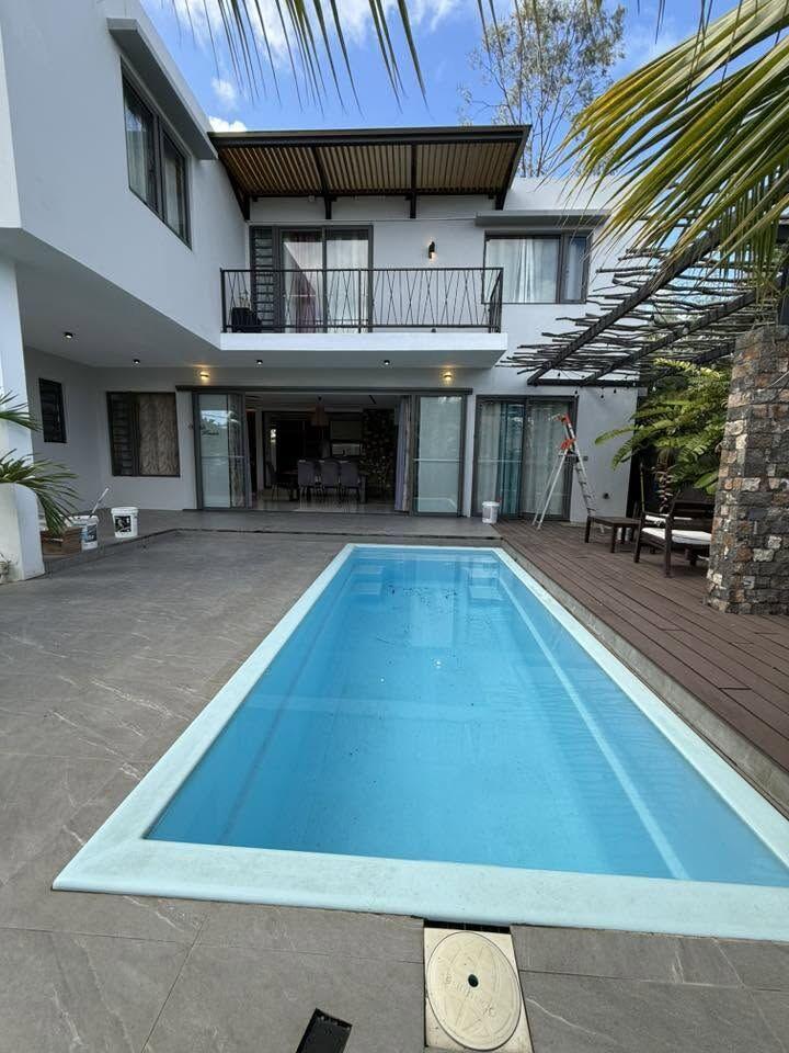 Villa de luxe de 4 chambres à vendre à Grand Baie – À distance de marche du Super U | Piscine privée | Entièrement meublée