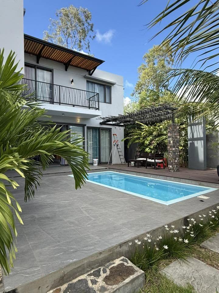 Villa de luxe de 4 chambres à vendre à Grand Baie – À distance de marche du Super U | Piscine privée | Entièrement meublée