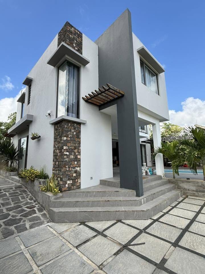 Villa de luxe de 4 chambres à vendre à Grand Baie – À distance de marche du Super U | Piscine privée | Entièrement meublée