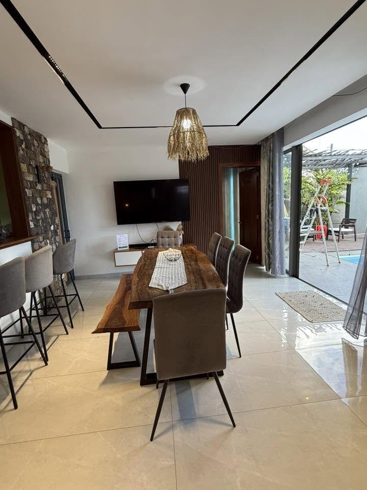 Villa de luxe de 4 chambres à vendre à Grand Baie – À distance de marche du Super U | Piscine privée | Entièrement meublée