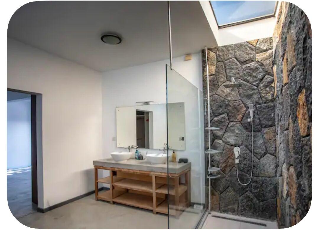 Villa 3 Chambres avec Piscine à Vendre à Grand Baie l’Île Maurice – Terrain d’environ 1 000 m²