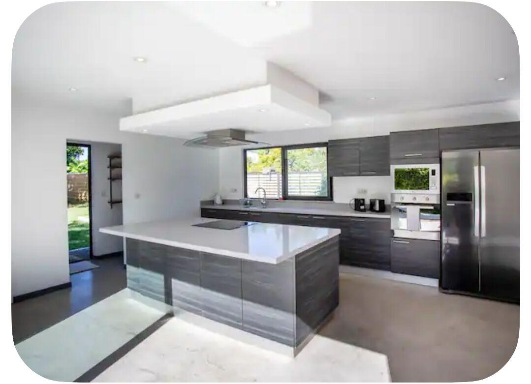 Villa 3 Chambres avec Piscine à Vendre à Grand Baie l’Île Maurice – Terrain d’environ 1 000 m²