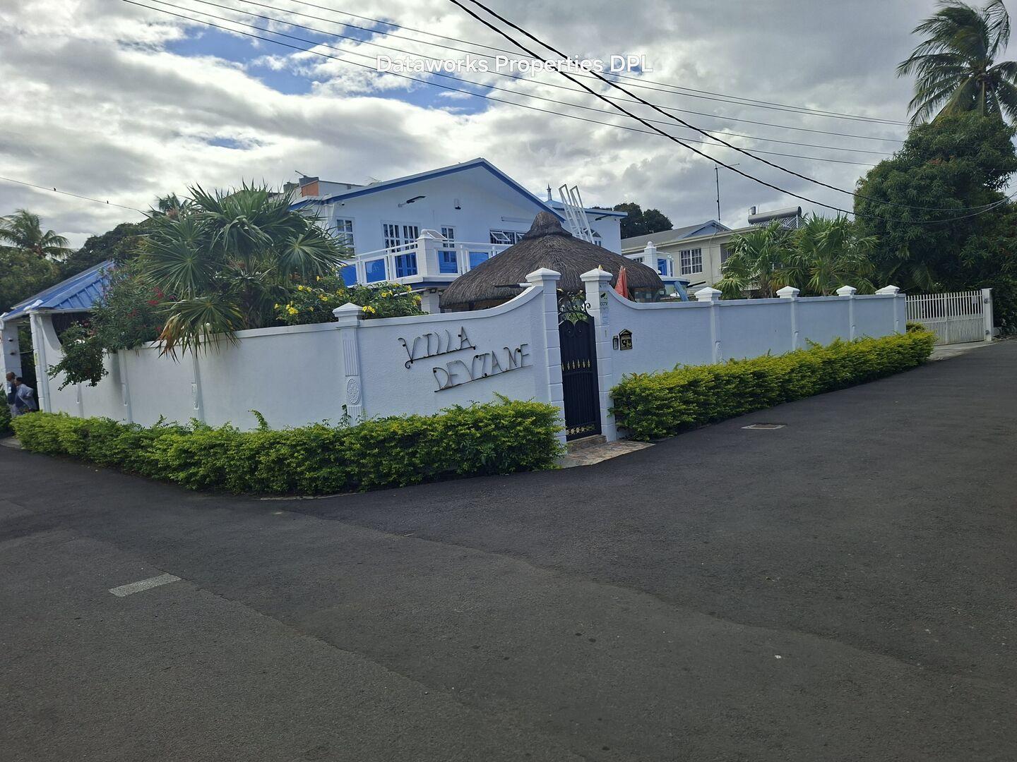 Villa à vendre à Flic en Flac – Grande villa familiale avec piscine, 4 chambres et garage 2 voitures