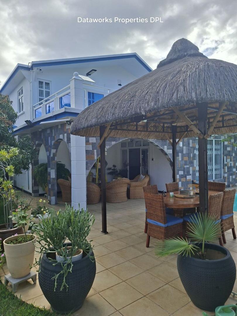 Villa à vendre à Flic en Flac – Grande villa familiale avec piscine, 4 chambres et garage 2 voitures