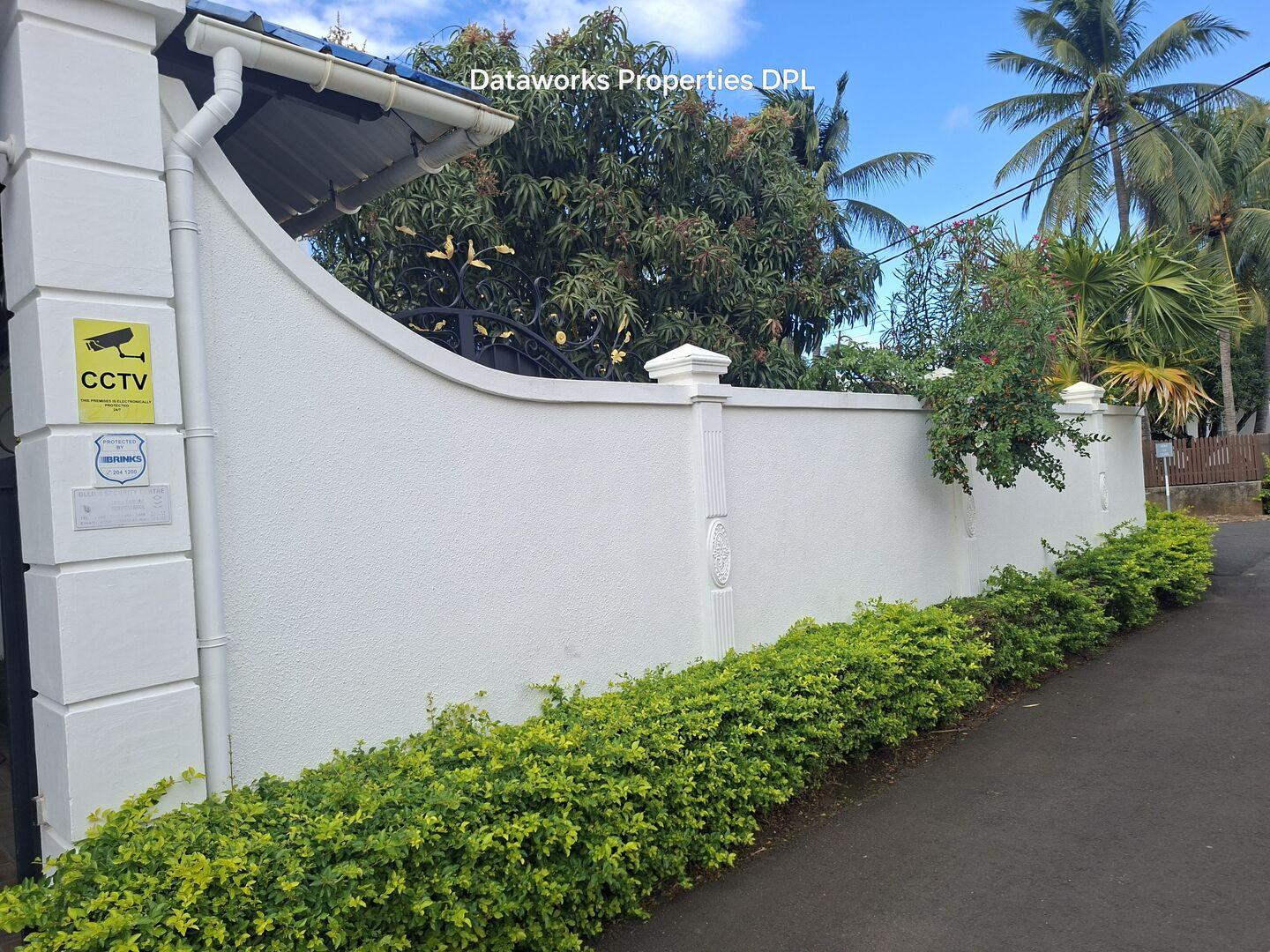 Villa à vendre à Flic en Flac – Grande villa familiale avec piscine, 4 chambres et garage 2 voitures