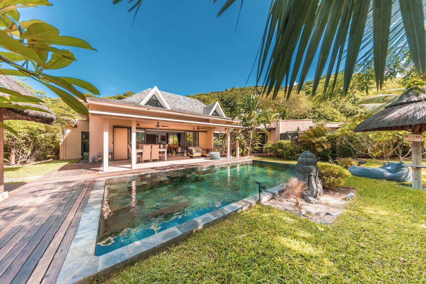 Mountain Retreat Oasis: Tropical Luxury Villa with Resort Amenities