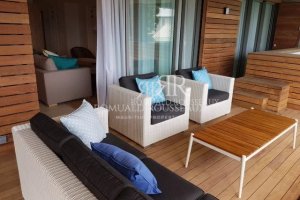 Beautiful apartment with feet in the water