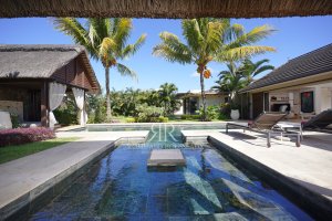 Villa en plein centre à vendre à Grand Baie, 290m² hab, 800m² terrain, 4 chambres, piscine privée, proche plage, commerces, commodités – Grand Baie
