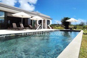 Sublime villa contemporaine en bord de mer au cœur d'un domaine prestigieux – Beau Champ