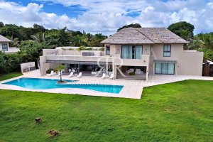 Villa de Prestige avec Volumes Généreux et Terrasse Panoramique – Beau Champ