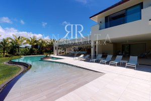Villa Haut de Gamme de 580 m² au Cœur d’un Jardin Tropical – Beau Champ