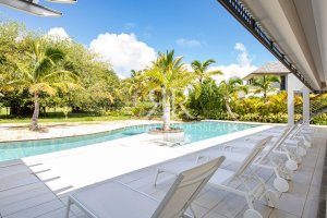 Villa Élégante de 7 Suites au Cœur d’un Jardin Tropical – Beau Champ
