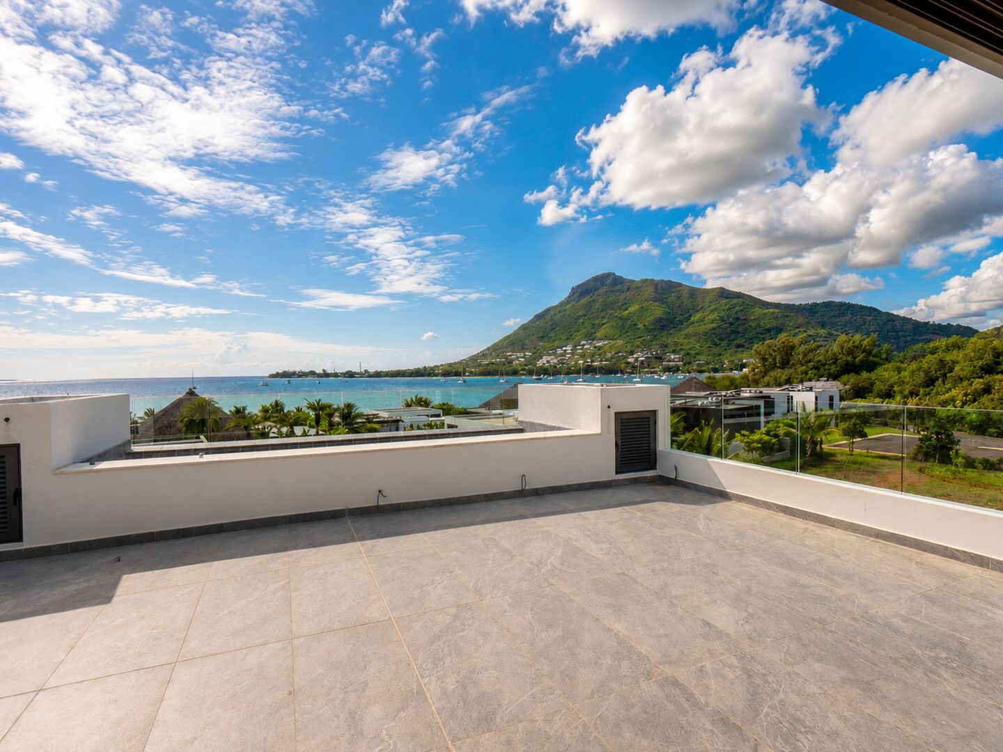 A vendre penthouse front de mer dans une residence
