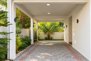 Carport moderne avec jardin tropical