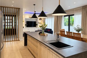 Cuisine ouverte contemporaine chaleureuse