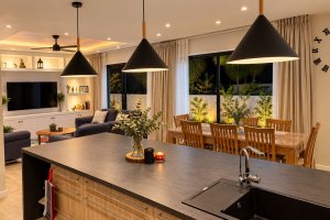 Cuisine ouverte chaleureuse avec vue nocturne dcor