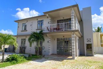 TROU AUX BICHES - Location long terme grand appartement en rez-de-chaussée proche plage