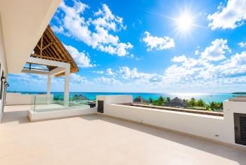 Penthouse 4 chambres en bord de mer à Rivière Noire avec piscine privée