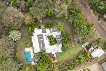 Single-storey villa with garden and river in Tamarina