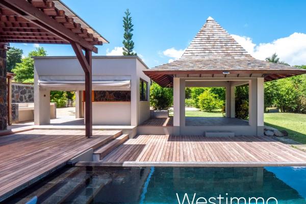 RIVIERE NOIRE - Propriété avec deux villas sur 3000 m² en lieu non communiqué - photo 1