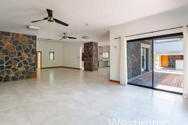 RIVIERE NOIRE - Propriété avec deux villas sur 3000 m² en lieu non communiqué - photo 6