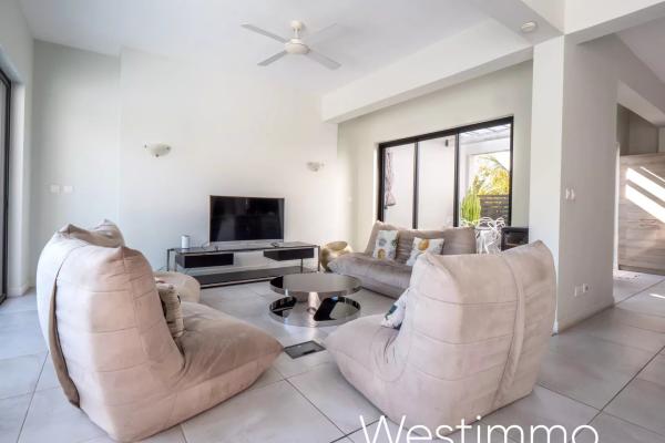 RIVIERE NOIRE - Penthouse de 3 chambres à vendre avec ponton bateau - photo 3