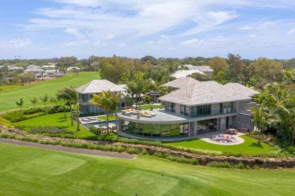 Exclusive villa for sale on the golf course - photo 2