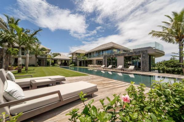 Exclusive villa for sale on the golf course - photo 1