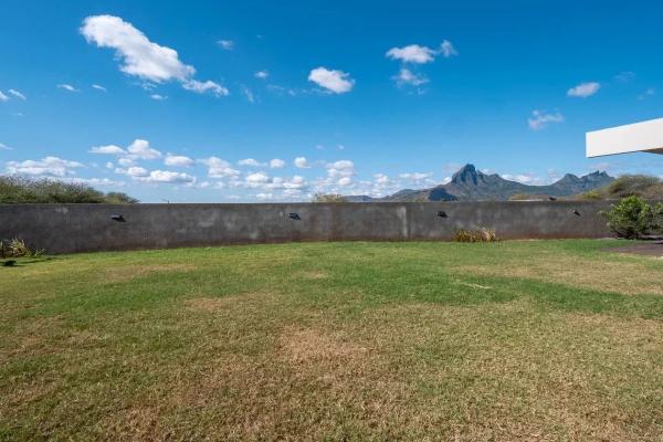 Contemporary house with mountain views in Tamarin - photo 2