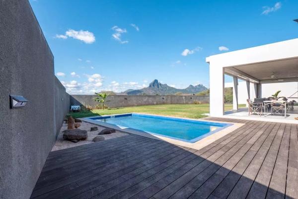 Contemporary house with mountain views in Tamarin - photo 3