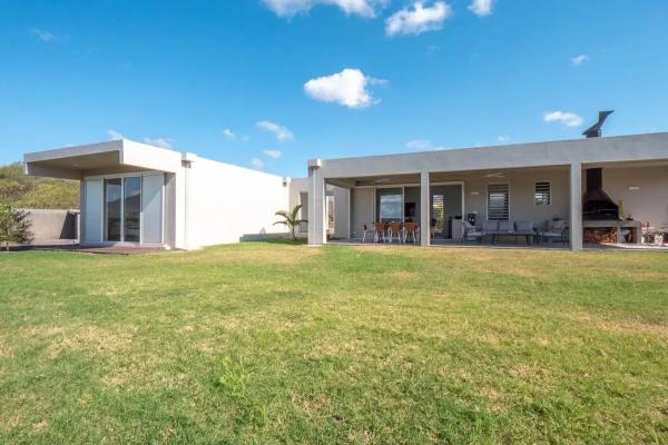 Contemporary house with mountain views in Tamarin - photo 1