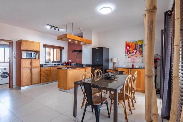 TAMARIN - Penthouse en duplex à vendre avec vue mer et montagne, grande terrasse et jacuzzi - photo 4