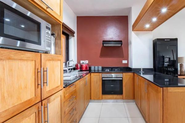 TAMARIN - Penthouse en duplex à vendre avec vue mer et montagne, grande terrasse et jacuzzi - photo 6