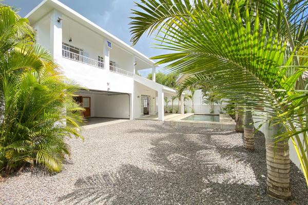 Villa meublée à louer à Péreybère avec 5 chambres et piscine privée - photo 1
