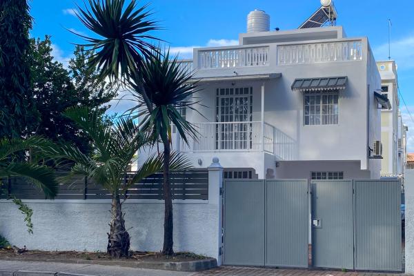 Exclusive - Furnished house facing the beach for rent in Flic en Flac - photo 1