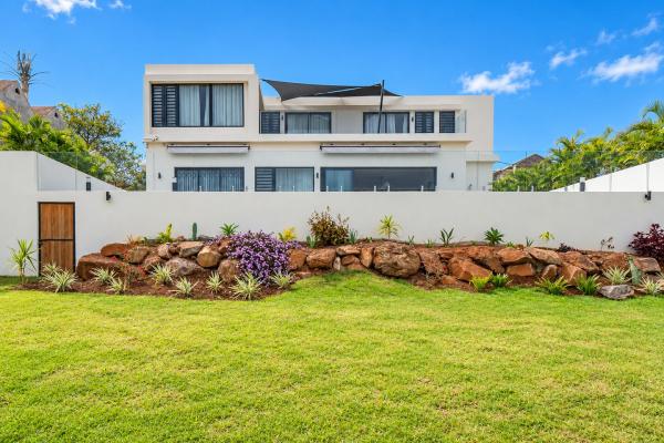 Brand new modern 4-bedroom villa with pool and sea view for rent in Flic en Flac - photo 2