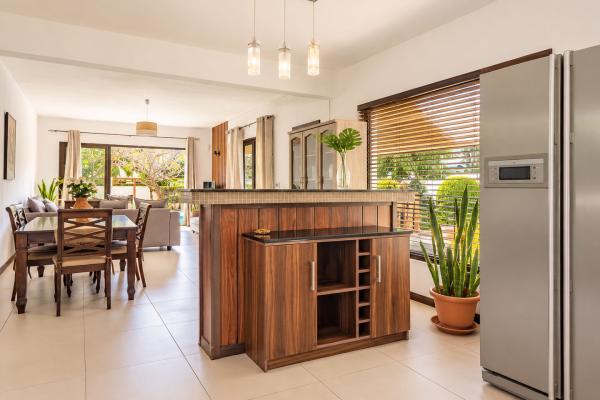 4-bedroom family villa with pool in Black River - photo 2