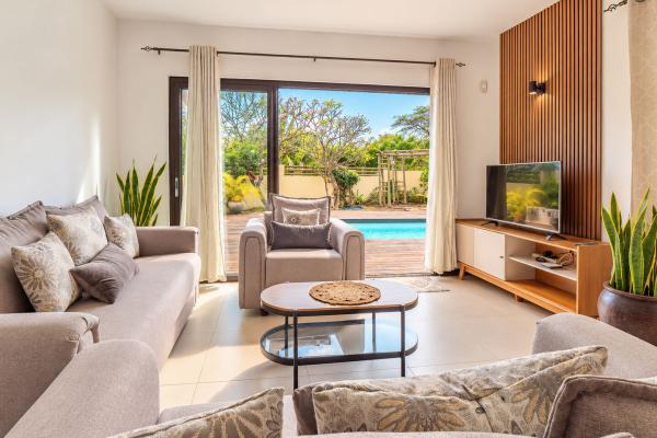 4-bedroom family villa with pool in Black River - photo 3