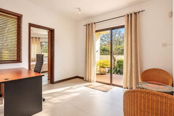 4-bedroom family villa with pool in Black River - photo 4