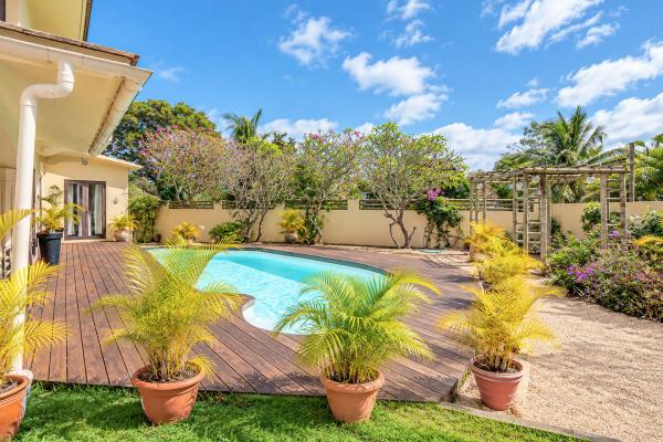 4-bedroom family villa with pool in Black River - photo 6