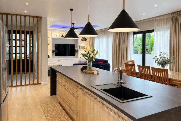 Cuisine ouverte contemporaine chaleureuse